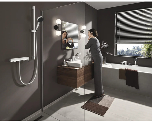 Modernes Badezimmer mit Dusche, Waschbecken und Badewanne