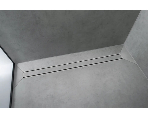 Bodenebene Dusche mit Entwässerungsrinne im Badezimmer.