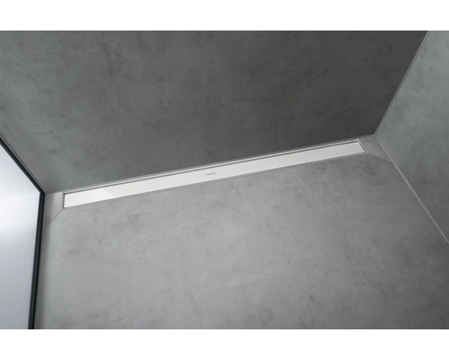 Eingebaute Duschrinne in einem modern gestalteten Badezimmer.