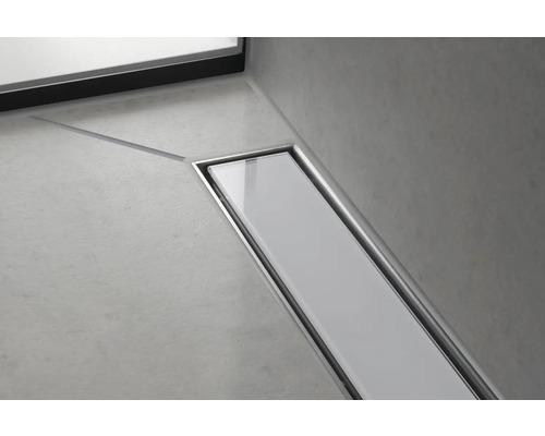 Eckansicht einer Duschrinne mit Glasabdeckung in einem modernen Badezimmer