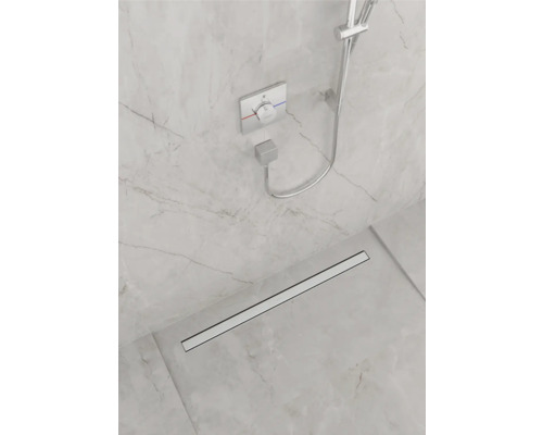 Begehbare Dusche mit Duschrinne, Armatur und Kopfbrause vor Marmorwand