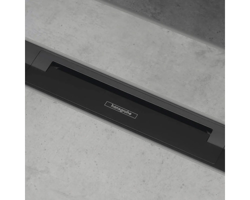 Hansgrohe Logo auf einer Duschrinne im Badezimmer