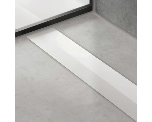 Detailaufnahme eines Duschbereichs mit Ablauf