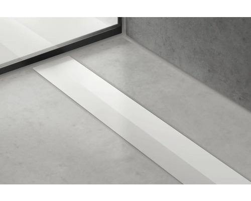 Detailaufnahme einer Duschrinneninstallation in einem Badezimmer mit modernem Design.