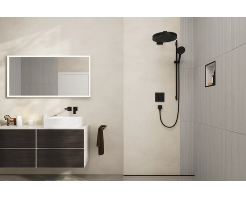 Modernes Badezimmer mit Waschtisch, beleuchtetem Spiegel und Dusche