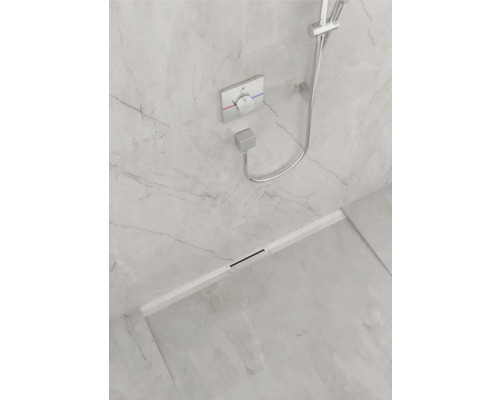 Badezimmer mit Dusche und Bodenablauf