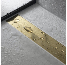 Detailaufnahme einer Duschrinne aus Metall mit Wasserperlen auf der Oberfläche
