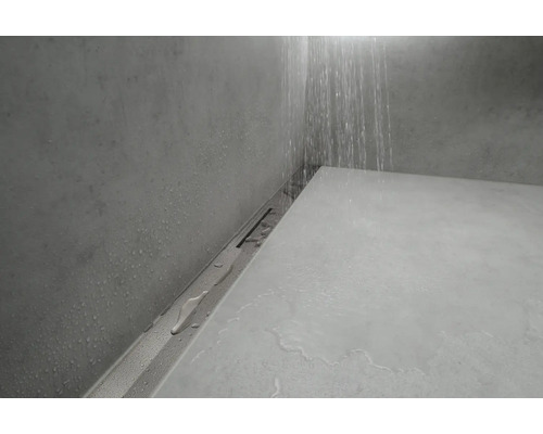 Dusche mit Duschrinne und Wasserstrahl