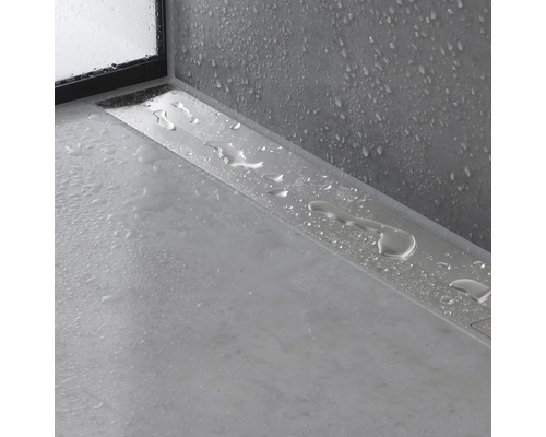 Edelstahl Duschrinne mit Wasser in einem modernen Badezimmer