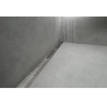 Dusche mit Duschrinne und Wasserablauf