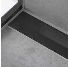 Detailansicht einer Duschrinne an einer Wand