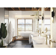 Helles Badezimmer mit Badewanne, Waschtischen und Spiegeln