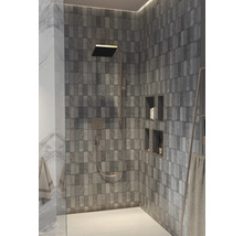 Modernes Badezimmer mit grauen Fliesen, Dusche und Ablagenischen