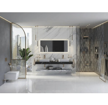 Modernes Badezimmer mit Doppelwaschtisch, Spiegel, Toilette und Dusche