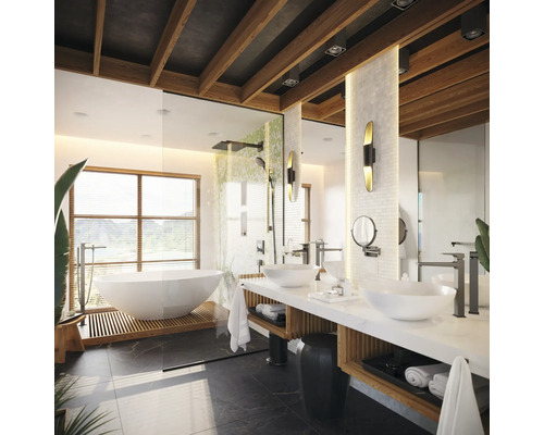 Helles Badezimmer mit Doppelwaschtisch, Badewanne und Dusche