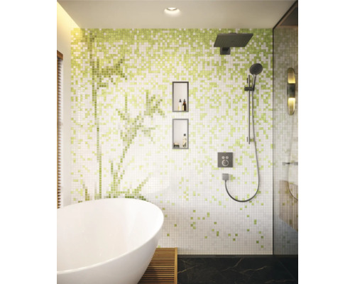 Modernes Badezimmer mit Badewanne, Dusche und Mosaikwand