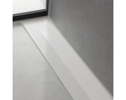 Detailaufnahme einer Duschrinne im Badezimmer