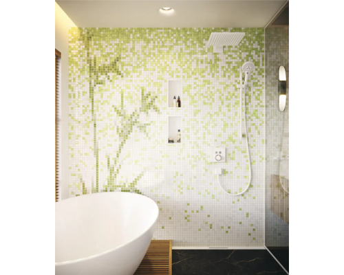 Modernes Badezimmer mit Mosaikwand, Badewanne und Dusche.