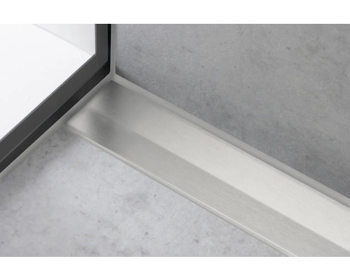 Detailansicht einer Duschrinne im Badezimmer