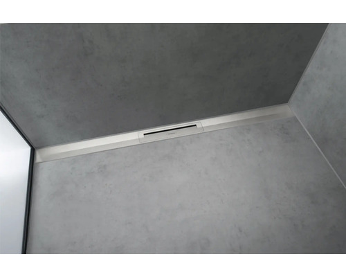 Bodenebene Dusche mit Ablaufrinne an der Wand