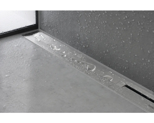 Edelstahl Duschrinne im Badezimmer mit Wasser