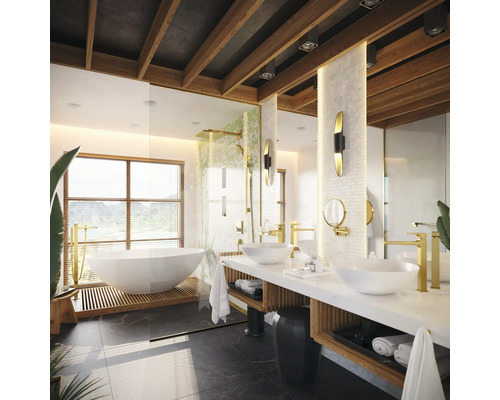 Helles Badezimmer mit freistehender Badewanne, Doppelwaschtisch und Holzbalkendecke.