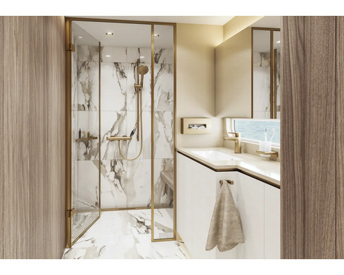 Badezimmer mit Dusche, Waschbecken und Marmorfliesen