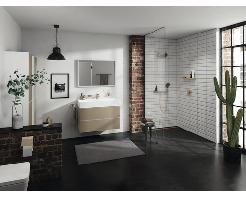 Helles Badezimmer mit Waschtisch, Spiegel, Dusche und Dekoration