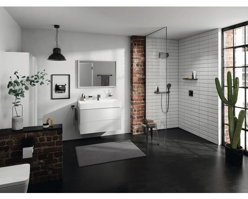 Modernes Badezimmer mit Dusche, Waschtisch, Spiegel und Backsteinwand