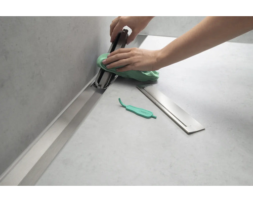 Reinigung einer Duschrinne mit Werkzeug und Tuch