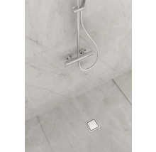 Dusche mit Armatur und Bodenablauf im Badezimmer