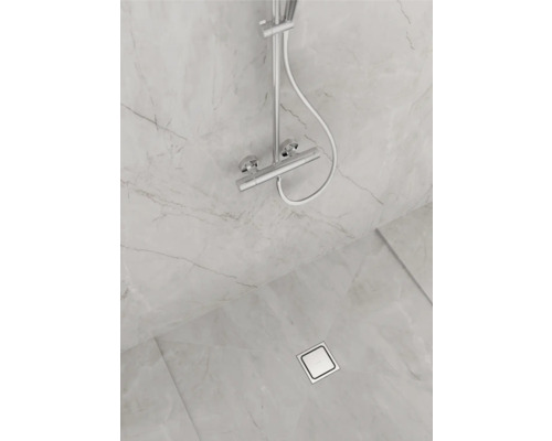 Dusche mit Armatur und Bodenablauf im Badezimmer