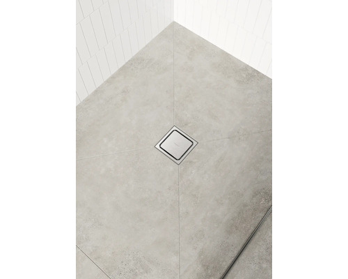 Badezimmer mit Bodenfliesen und quadratischem Duschablauf