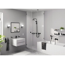 Badezimmer mit Waschbeckenunterschrank, Spiegel, Dusche und Badewanne in hellem Design