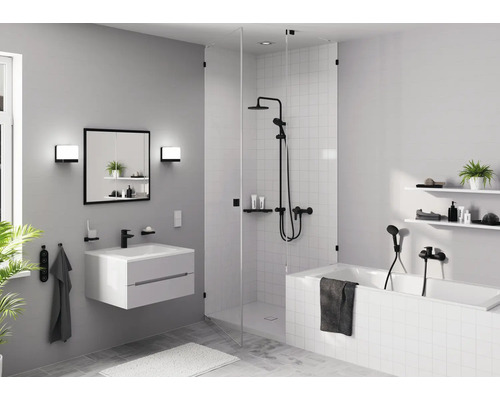 Badezimmer mit Waschbeckenunterschrank, Spiegel, Dusche und Badewanne in hellem Design