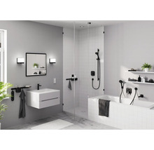 Badezimmer mit Dusche, Badewanne, Waschtisch und Spiegelschrank