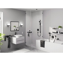 Badezimmer mit Waschtisch, Spiegel, Dusche und Badewanne in hellem Design