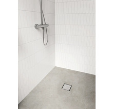 Badezimmer mit Dusche, Duscharmatur, weißen Fliesen und Bodenablauf