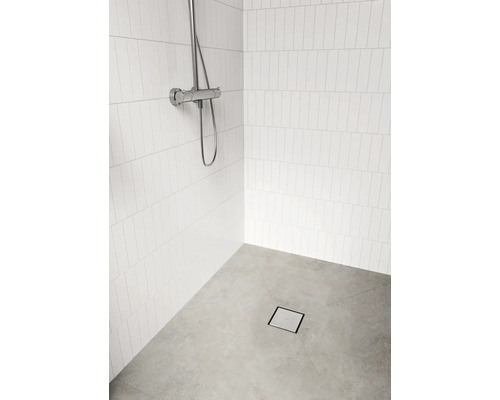 Badezimmer mit Dusche, Duscharmatur, weißen Fliesen und Bodenablauf