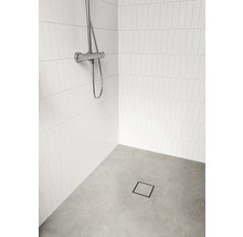 Moderne Dusche mit weißen Fliesen und grauem Boden