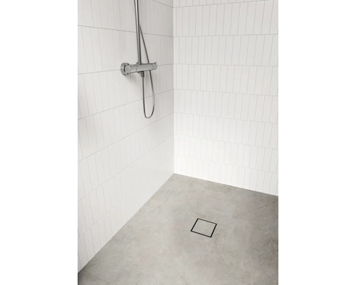 Moderne Dusche mit weißen Fliesen und grauem Boden