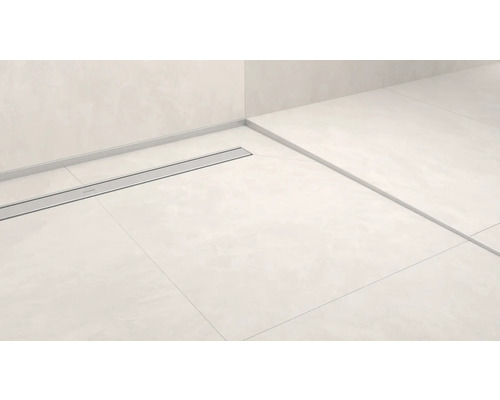 Badezimmer mit Duschrinne aus Metall und hellem Fliesenboden