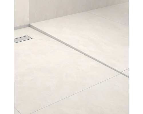 Ebenerdige Dusche mit Entwässerungsrinne im Badezimmer