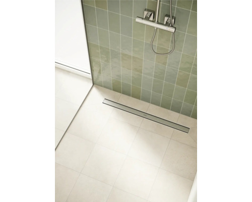 Badezimmer mit Dusche und Bodenablauf