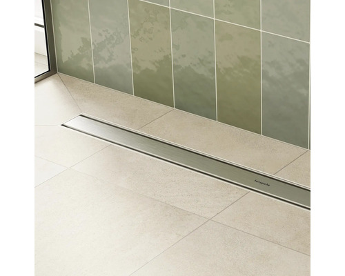 Bodenebene Dusche mit Entwässerungsrinne von Hansgrohe.