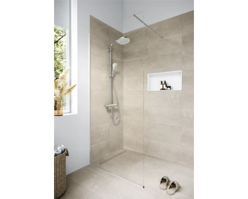 Begehbare Dusche mit Duschkopf, Handbrause und eingebauter Ablage im modernen Badezimmer