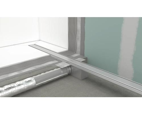 Badezimmerinstallation mit Duschrinne und Abflussrohr