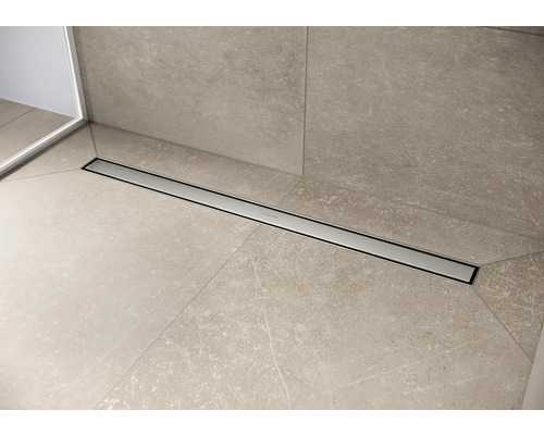 Bodenebene Dusche mit Duschrinne im modernen Badezimmer.