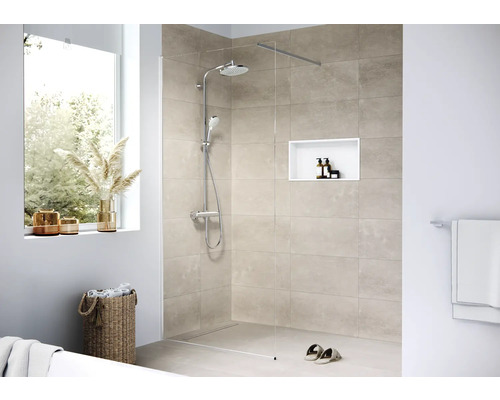 Helles Badezimmer mit ebenerdiger Dusche, Handtuchhalter und Fenster