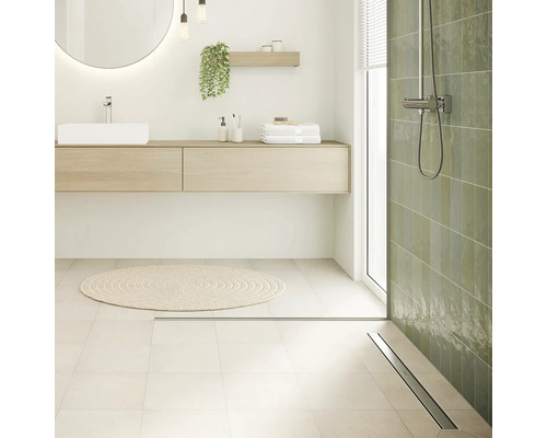 Badezimmer mit Waschtisch, Spiegel, Dusche und Bodenablauf